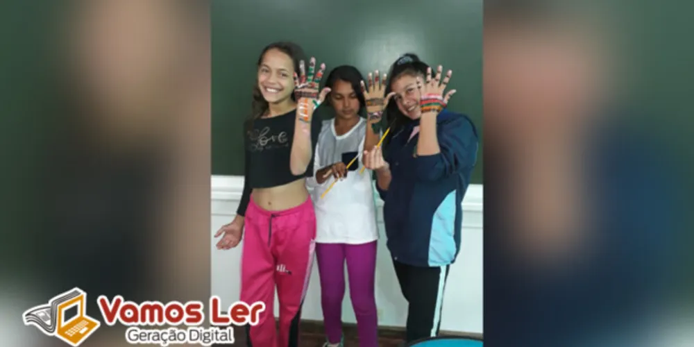 estudantes realizaram pinturas específicas da arte indígena no papel e nas mãos
