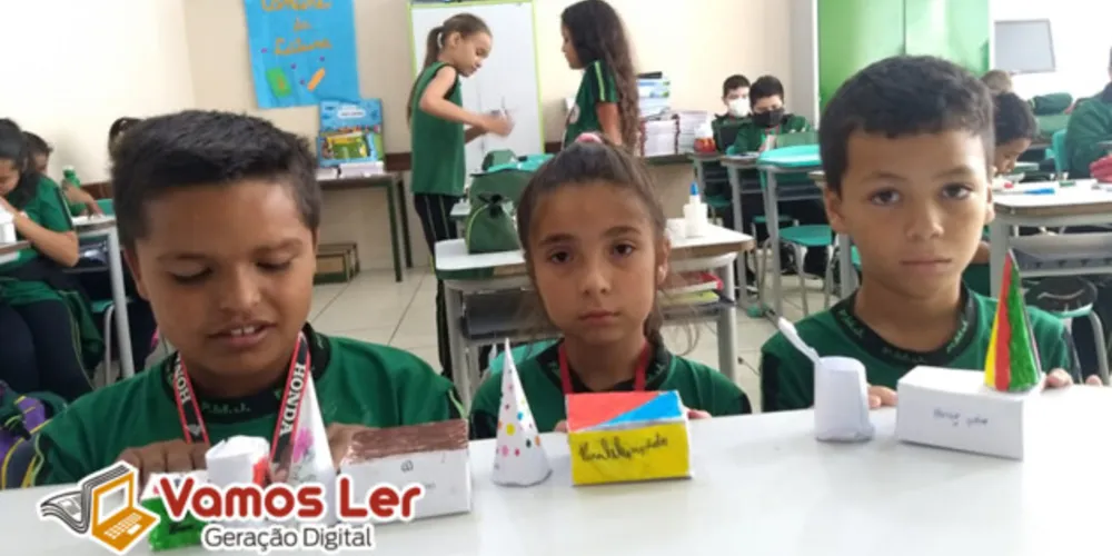 Educandos recortaram e montaram sólidos em sala