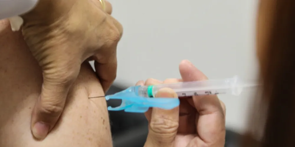Pode tomar as vacinas contra covid-19 e gripe no mesmo dia?