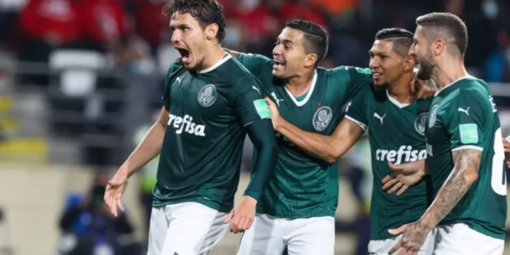 Raphael Veiga comemora o primeiro gol do jogo na semifinal do Mundial de Clubes da FIFA