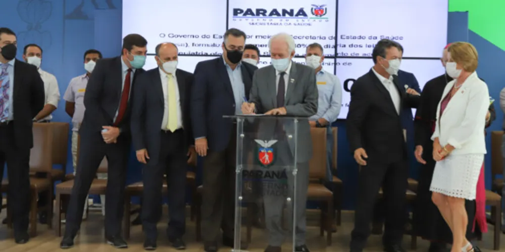 O governador em exercício Darci Piana assina  nesta segunda-feira  (21), repasse  para hospitais para realização procedimentos ambulatoriais e hospitalares de alta complexidade, durante evento realizado no Palácio Iguaçu. Acompanhado do Secretario de Estado da Saúde, Beto Preto.