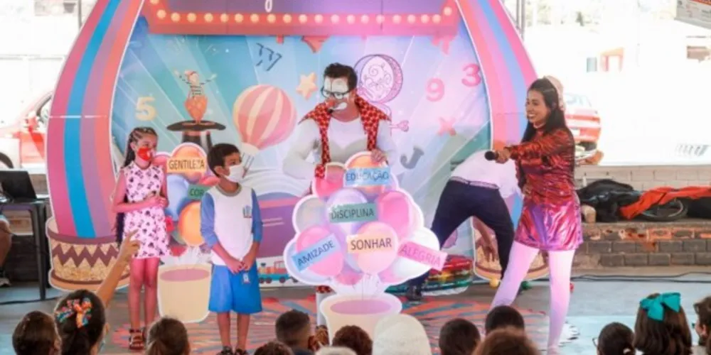 Ponta-grossenses fazem apresentações de peças infantis no litoral do PR