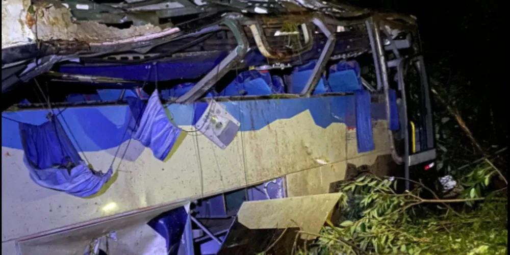 O veículo ficou completamente destruído após cair de ribanceira