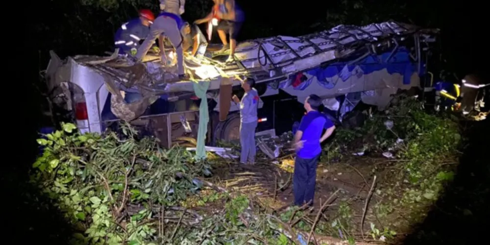 A tragédia aconteceu por volta de 22h10, e segundo informações da Polícia Rodoviária Estadual (PRE), chovia no momento acidente.