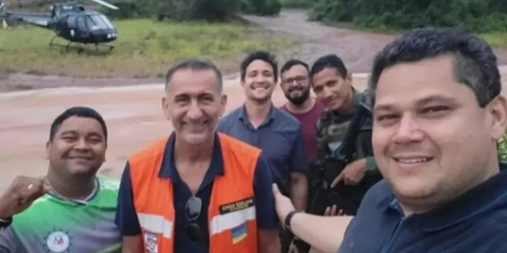 Góes e Alcolumbre com moradores da comunidade onde o helicóptero pousou – Divulgação