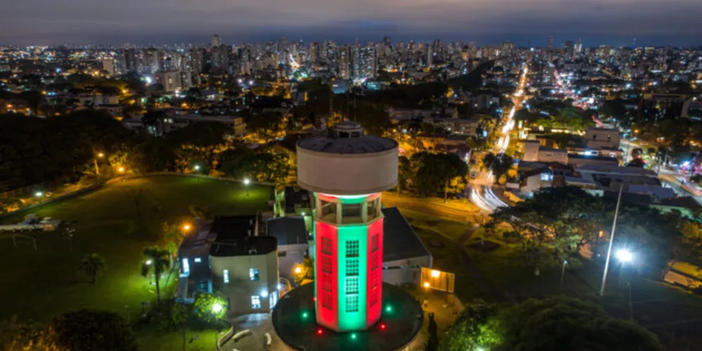 Curitiba recebe homenagem da Sanepar com iluminação especial, com as cores da bandeira, no reservatório do Alto da XV