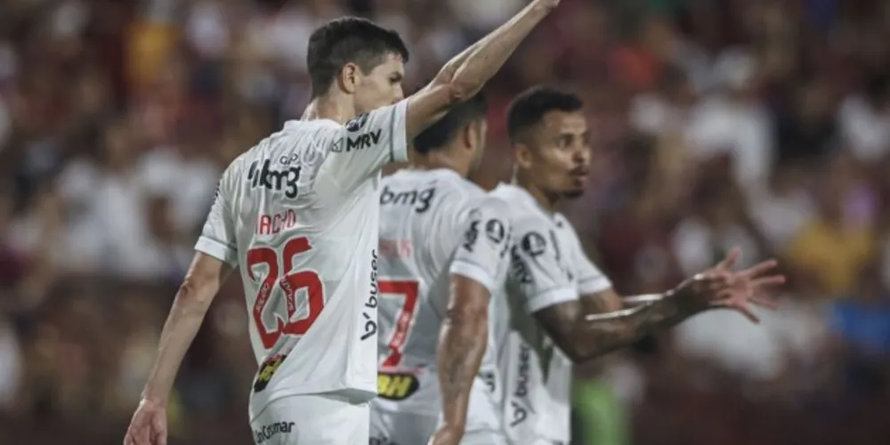 Galo vence com gols de Nacho (foto) e Tchê Tchê