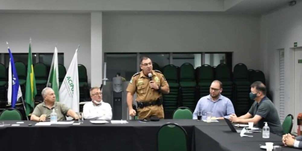 Lideranças da Acipg e da Polícia Militar durante conversa.