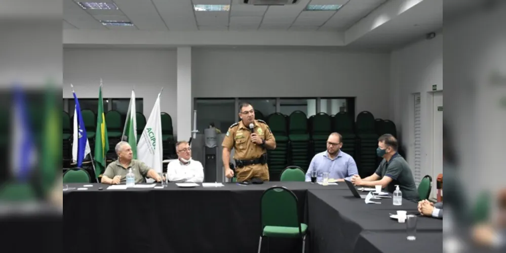 Lideranças da Acipg e da Polícia Militar durante conversa.