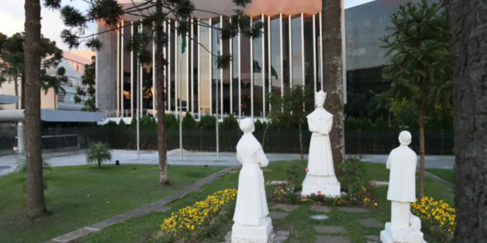 Deputados também discutirão projetos de lei para o Paraná.