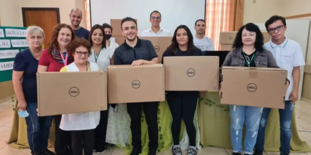 Ao centro o deputado federal de Ponta Grossa, Aliel Machado Bark, junto de outros representantes do Colégio.