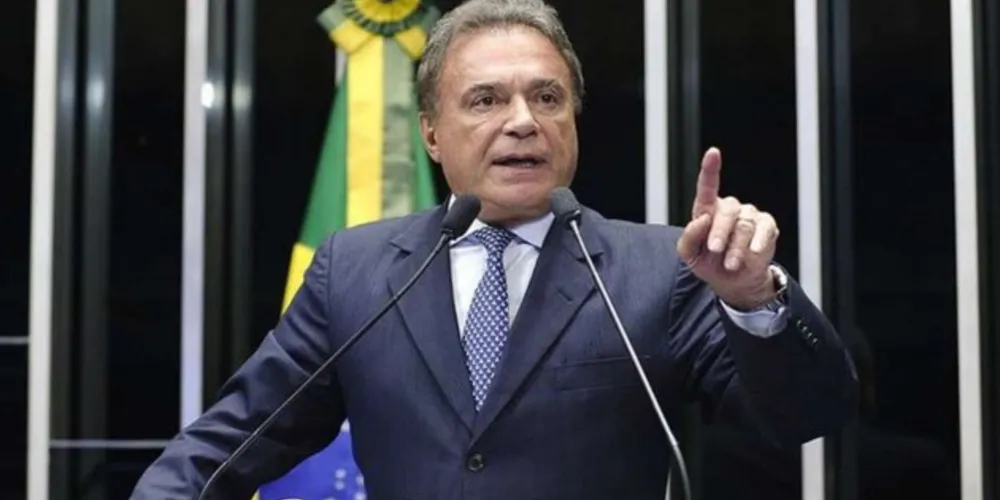 Senador do Estado do Paraná, Alvaro Dias (Pode).