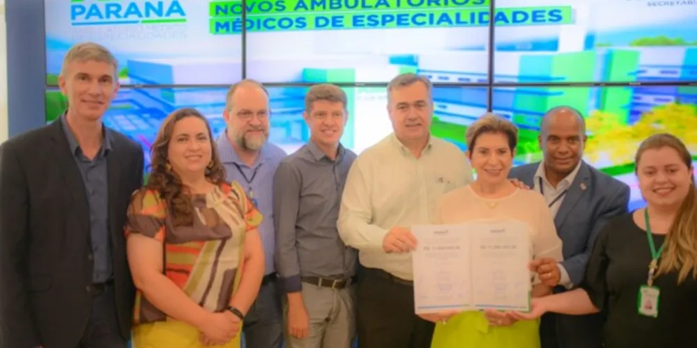 Lideranças do Estado e de Ponta Grossa durante o anúncio dos recursos para o AME
