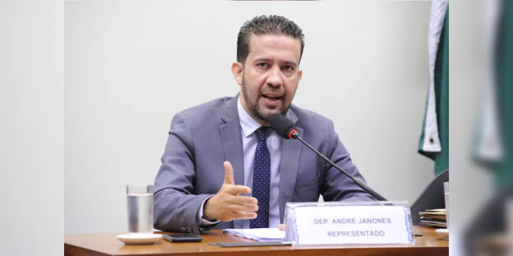 Deputado federal pelo Avante, André Janones, 37 anos.