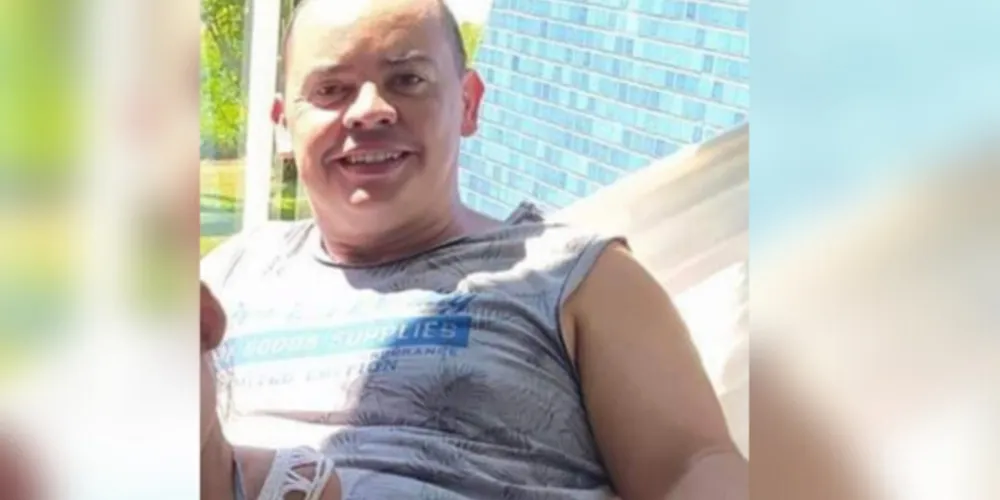 O homem estava conduzindo uma motocicleta e se envolveu em um acidente com uma das ambulâncias de socorro.