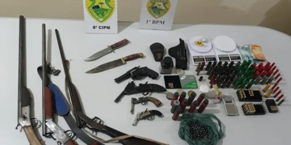 Armas, drogas, munições, entre outros, foram apreendidos pelos policiais