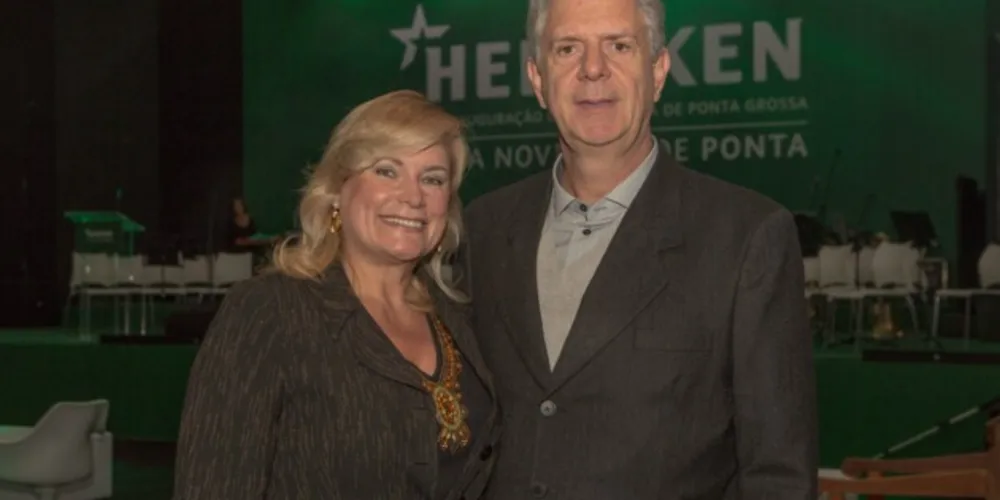 FELICITAÇÕES - João Luis Giostri, superintendente do Palladium Shopping Ponta Grossa celebrou na última terça-feira (19), a passagem de seu aniversário. No registro especial, João Luis com a esposa Edna Giostri. Da coluna RC os votos de alegrias e prosperidade.