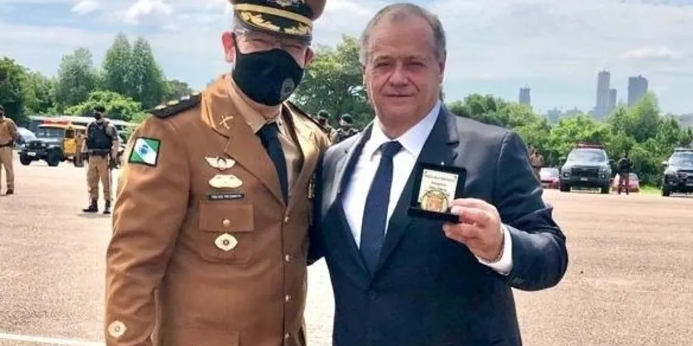 Paulo Roberto Balansin (PSD) à direita, durante entrega de homenagem.