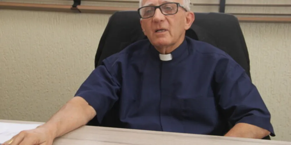 O resultado do teste deu positivo para Covid e, desde então, o bispo segue confinado