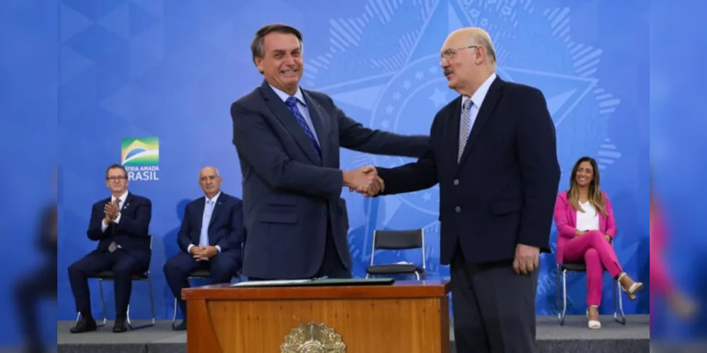 Presidente da República, Jair Bolsonaro, e o ministro da Educação, Milton Ribeiro.