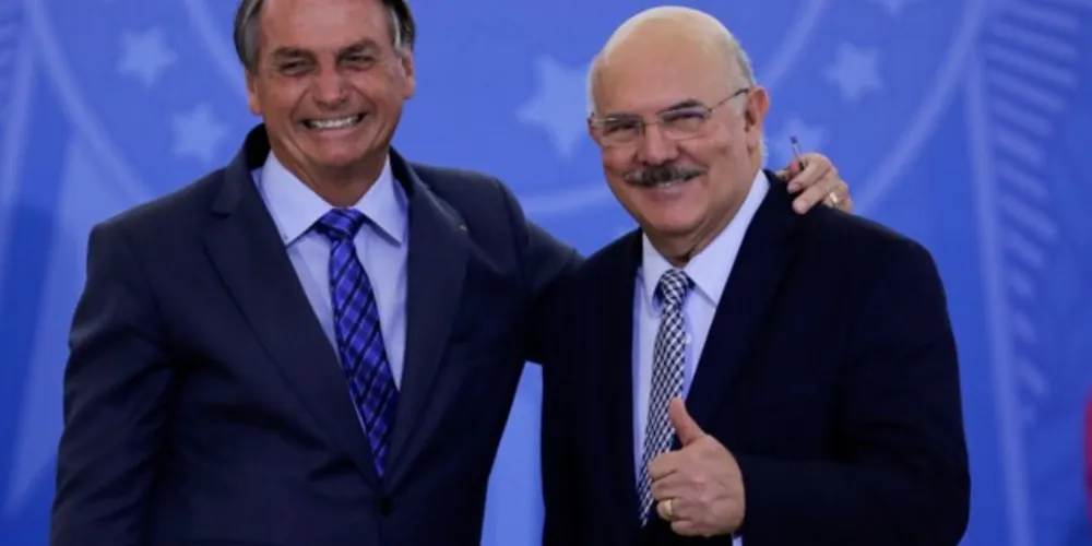 À esquerda o presidente da República, Jair Bolsonaro, e à direita o ministro da Educação, Milton Ribeiro.