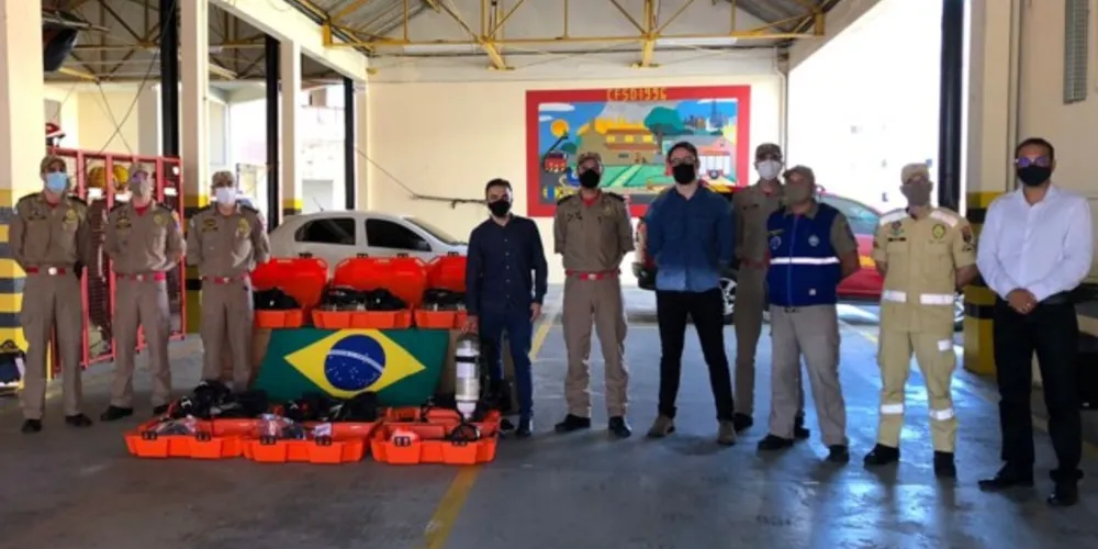 Lideranças políticas e do Corpo de Bombeiros durante a entrega dos equipamentos.