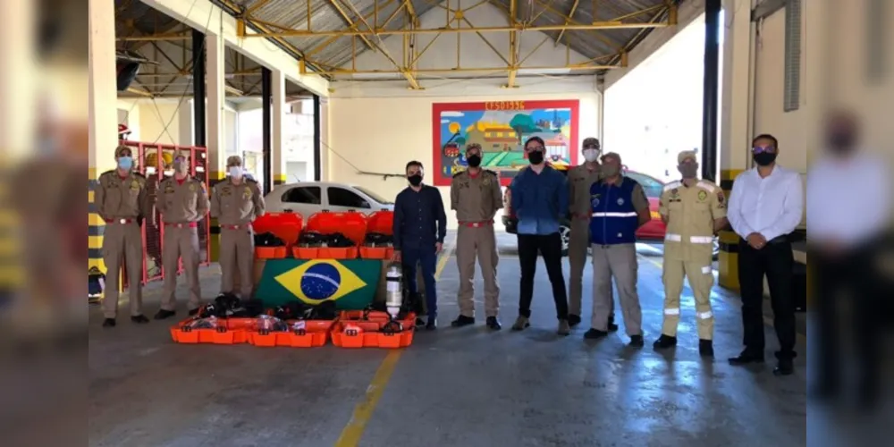 Lideranças políticas e do Corpo de Bombeiros durante a entrega dos equipamentos.