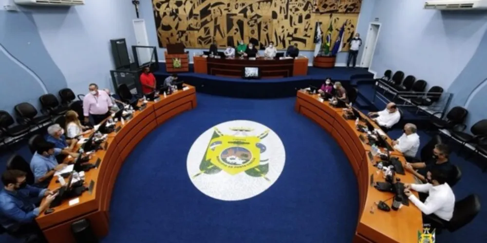 Foram 15 votos favoráveis e quatro contrários, na matéria aprovada em primeira