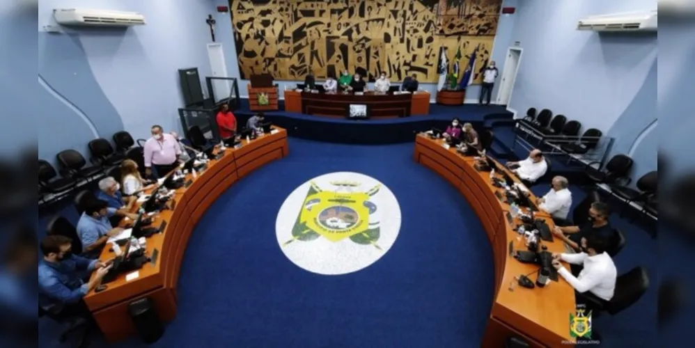 Foram 15 votos favoráveis e quatro contrários, na matéria aprovada em primeira