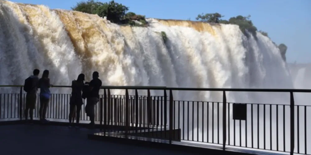 Setor do turismo cresce 13,7% no Paraná em 2021; serviços avançam 8,3%.