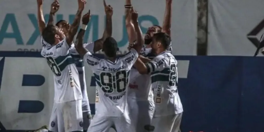 Qualidade dos atacantes garantiu a vitória do Coritiba em Maringá.