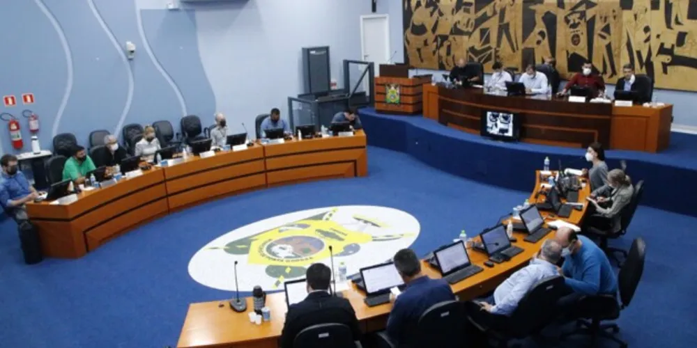 Projetos de lei foram aprovados pelos vereadores nesta segunda-feira (14).