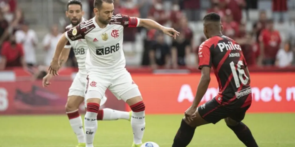 O meia do Flamengo Everton Ribeiro em ação pelo Flamengo