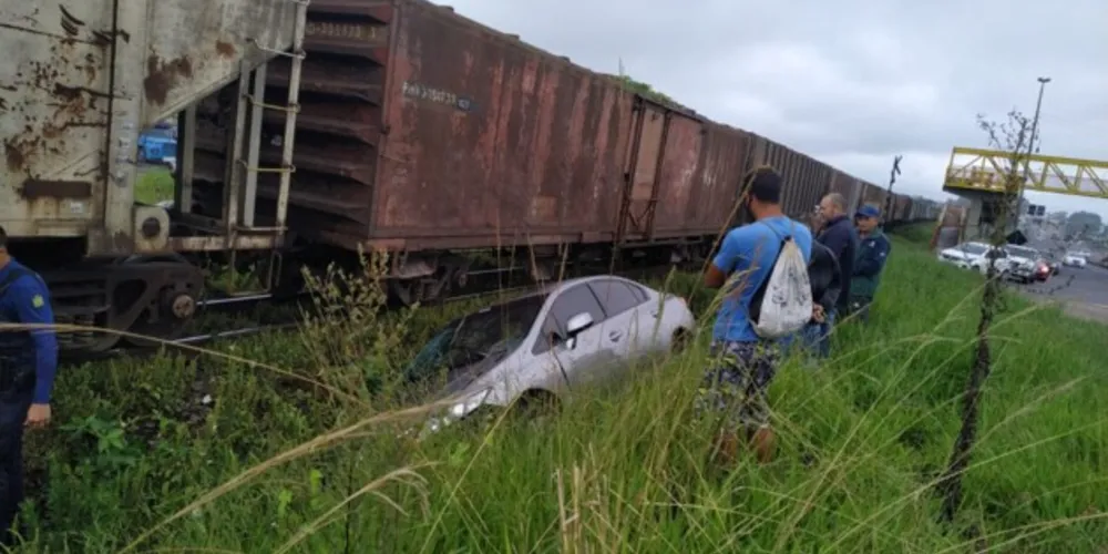 Com a pancada, veículo foi arremessado para o canteiro da rodovia.