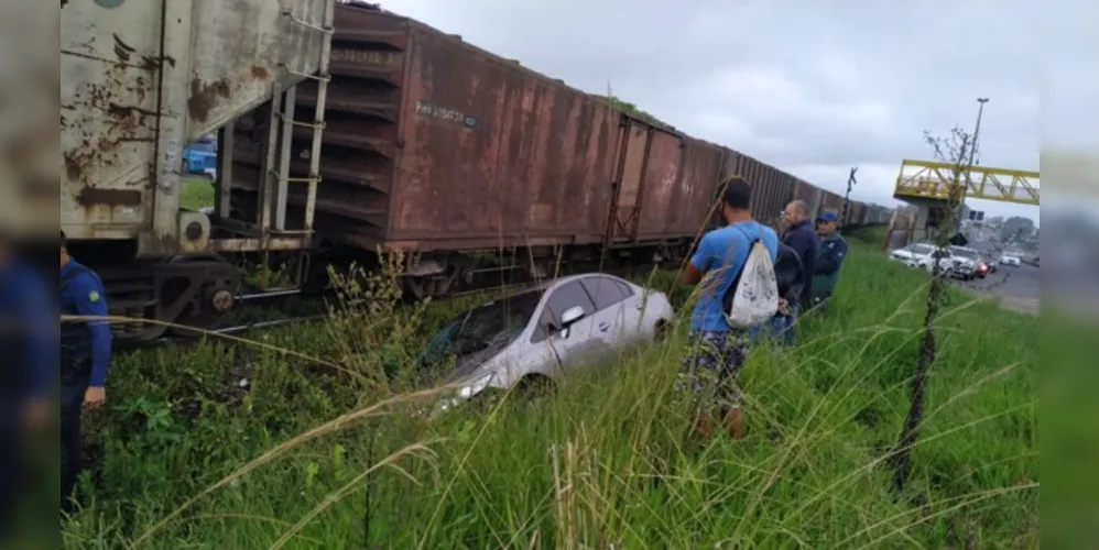 Com a pancada, veículo foi arremessado para o canteiro da rodovia.