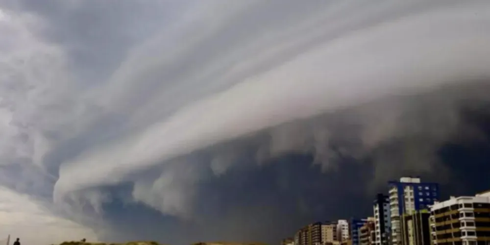 Frente fria associada ao ciclone avançará pelo Rio Grande do Sul, o Nordeste da Argentina, Paraguai e demais estados do Sul do Brasil com chuva e tempo severo