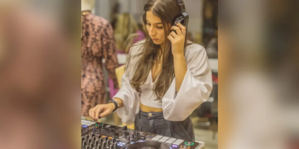 DESTAQUE – A bela Dj Leticia Ramos Cury tem se destacado como a revelação da nossa cidade. Filha do casal Alexsandra Ramos e Mauricio Cury, Leticia herdou do seu pai o feeling musical que tem encantado a todos.