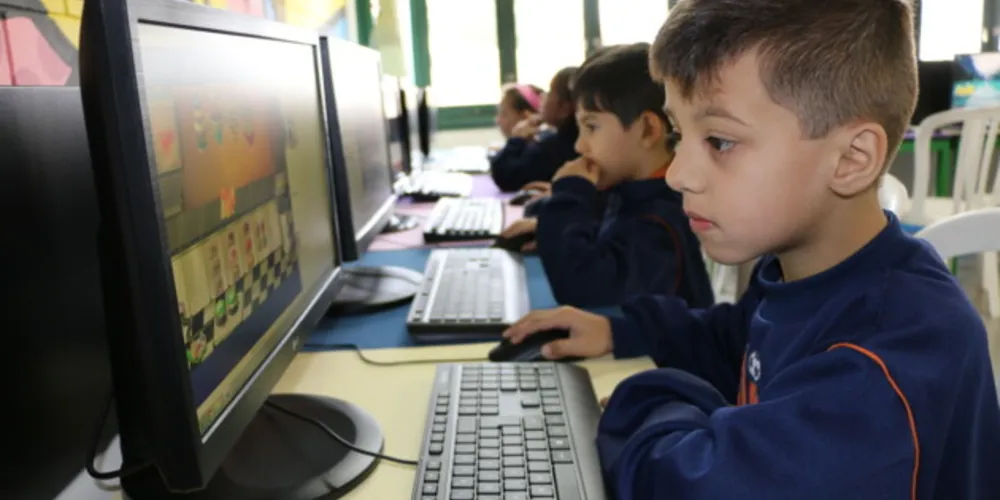 Os investimentos também contemplaram aquisição de equipamentos como computadores, tablets, livros, parquinhos, televisões e mobiliário