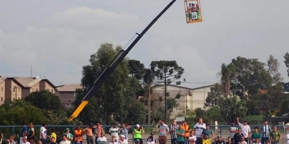 Com os ingressos esgotados, torcedores do Coxa apostaram em um guindaste para assistir ao jogo no estádio