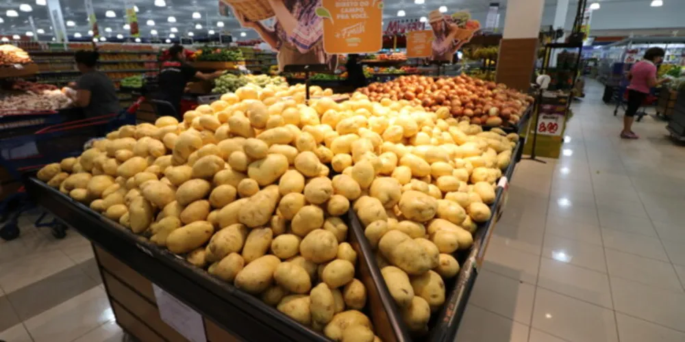Entre os produtos que tiveram a maior elevação de preço, se destaca a batata, com aumento de 73,8% em março