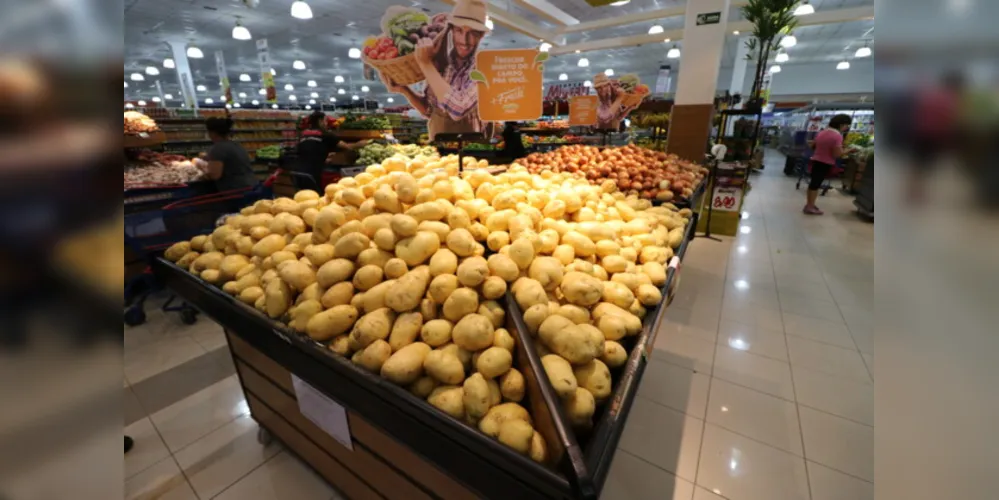 Entre os produtos que tiveram a maior elevação de preço, se destaca a batata, com aumento de 73,8% em março