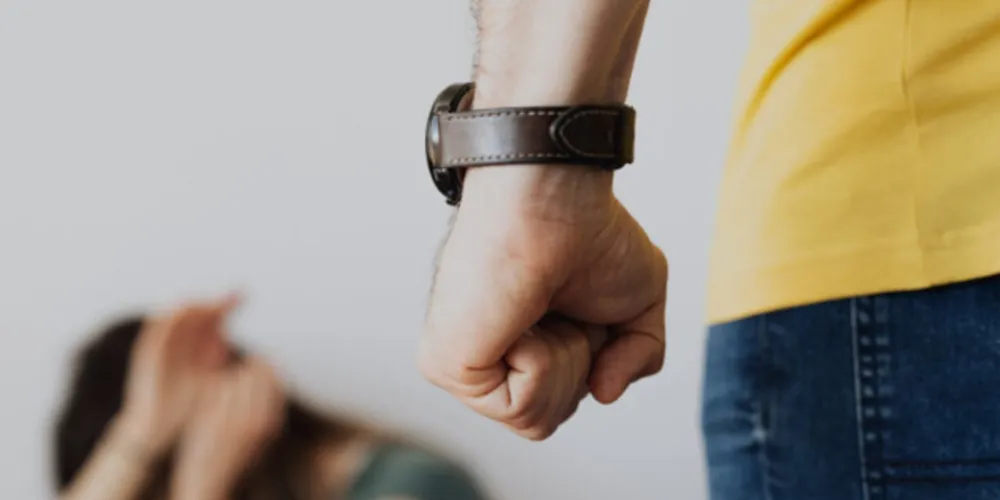 A violência aconteceu na frente de duas crianças, filhas da vítima.