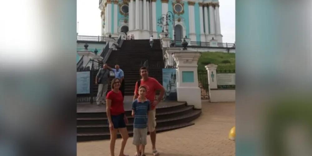 André Schparyk e sua família em visita na Ucrânia no ano de 2019