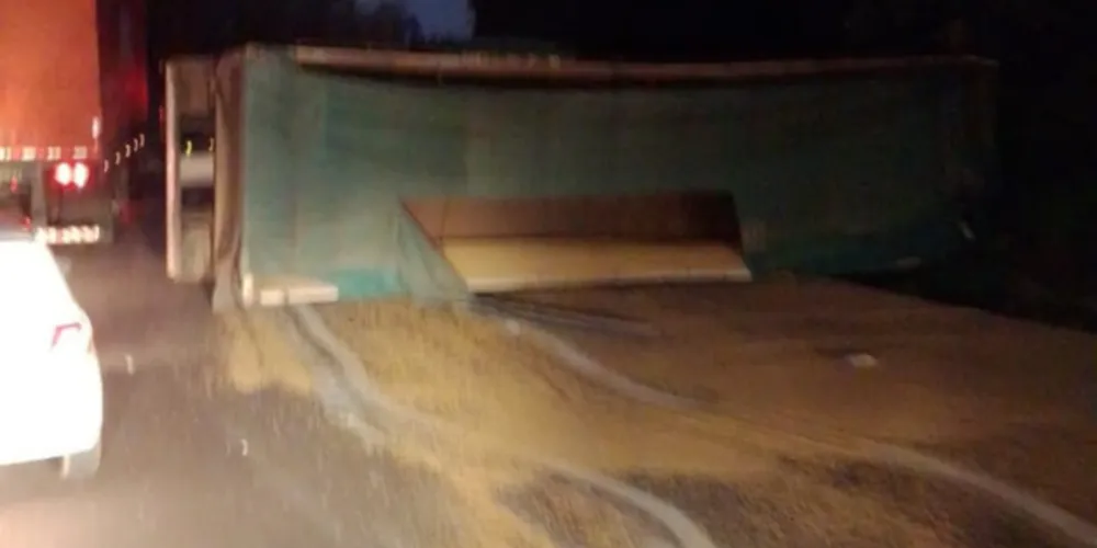 O trânsito está em meia pista para remoção do veículo e limpeza