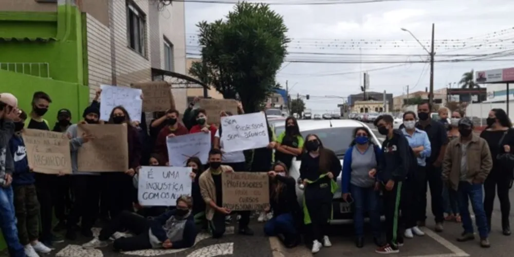 Manifestantes exigem o fim do EAD nos cursos técnicos e professores concursados e graduados lecionando em sala de aula