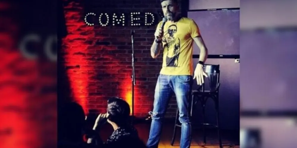 Pedro Gerônimo em um dos seus shows de stand up