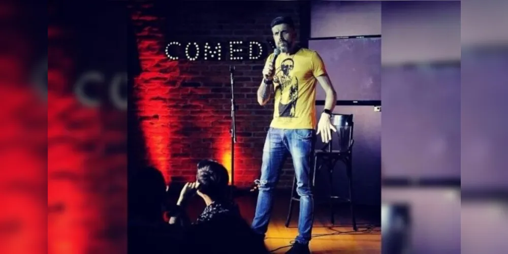 Pedro Gerônimo em um dos seus shows de stand up