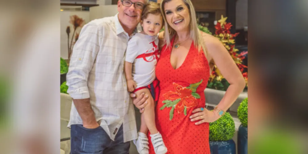 FELICITAÇÕES – O empresário André Coraiola receberá os cumprimentos pela troca de idade na próxima segunda-feira (14). No registro, André com sua esposa Evelyn Ferreira Coraiola e o pequeno João Horácio Coraiola.  Da coluna RC os votos de alegria e realizações.