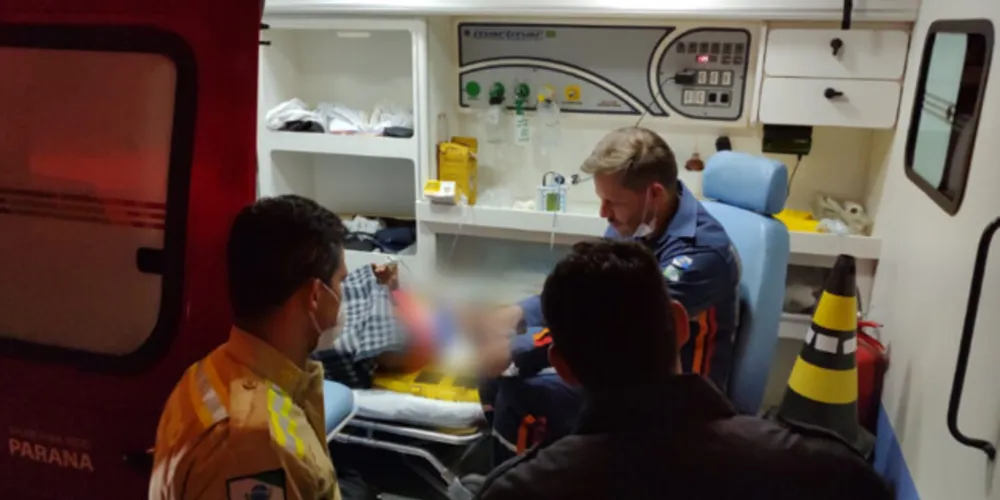 Equipes do Siate e Corpo de Bombeiros prestaram atendimento a vítima