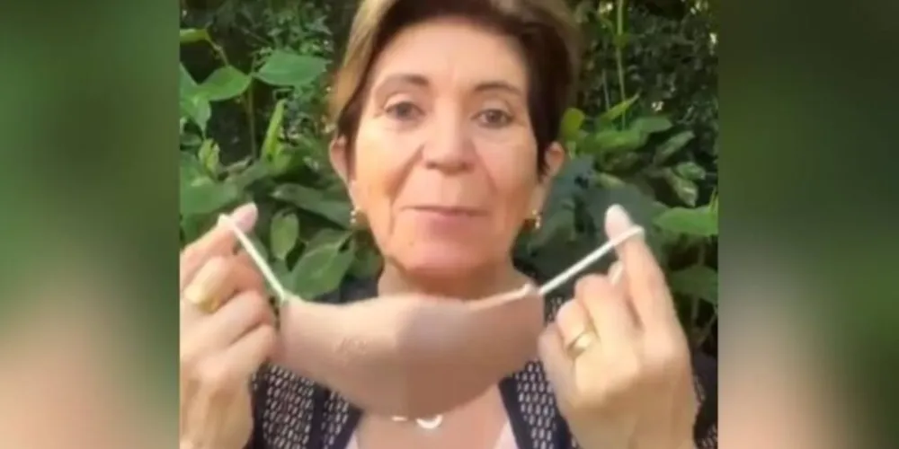 Prefeita de Ponta Grossa, Elizabeth, retirando a sua máscara contra a covid-19.
